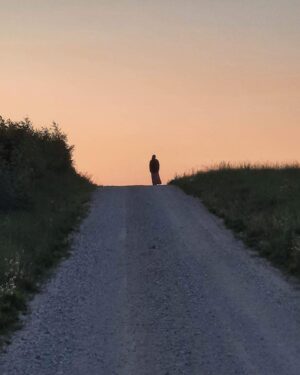 Henessi Schmidt Instagram - Uue aastaringi alguseks leidsin endale talu. Või õigemini leidis talu mind. Pärast kuut aastat otsinguid. Suitsusaunaga metsa serval, vesiroosidega tiigis, mesilastega korstnas, kolme õunapuuaia ja pokuga õue peal. Kesk vooresid ja allikaid. Saagu siin olema rahu, krutskit ja armastust.
🪷

Tänan õnnesoovide eest ja ootan sõpru Jõgevamaale külla 💕