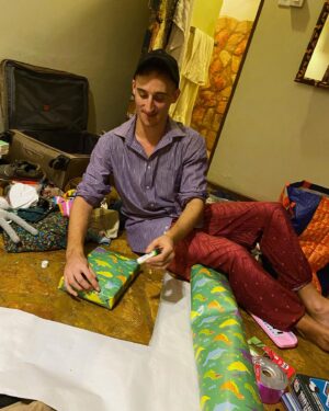 Henessi Schmidt Instagram - Currently happening in Uganda 🎁🎁🪄 #santasworkshop 14 presents wrapped, 24 to go! 💪🏼
(And looking only slightly crazy and tired after all the travelling and shopping in the heat 🫠💗)
Meeting our children tomorrow!! Little stressed about having the perfect Christmas for our children, but mostly excited to see our home and family again and trying to remind myself that it is not about having the perfect Christmas - it’s just about being together. 🩷🩷