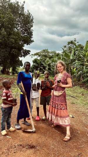 Henessi Schmidt Instagram - Our last day in our community - dreaming about our future park and planting trees with our children 💕☀️ Avocados, neem trees, papayas and roses 🌱🤍
@idealeesti