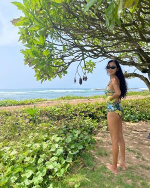Heo Ga-yoon Instagram - 여기는 너무 더워요😎