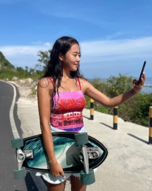 Heo Ga-yoon Instagram - 상처 낫는 동안 서핑 대신 스케이트!
매일 햇빛보며 운동하고, 땀흘리고, 잘 먹고, 잘 자고
몸도 마음도 그리고 정신도 건강해지는 중❤️‍🩹