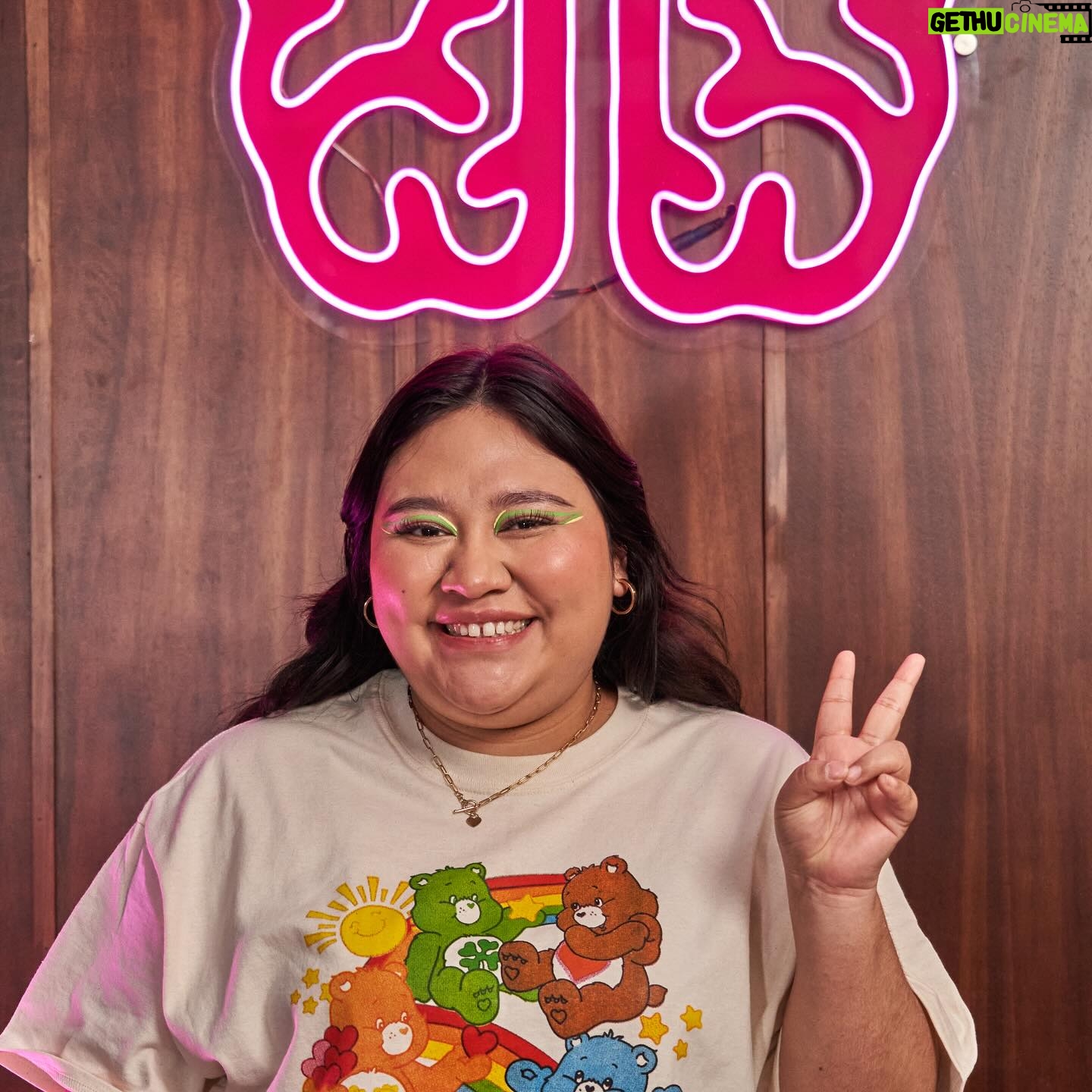 Herly RG Instagram - Nuevo episodio de “CEREBROS - El Podcast” con nuestra primer mujer invitada @herlanlly_rg ya disponible! Herlanlly Rodríguez o como mejor la conoce el mundo del internet; Herly RG, nos cuenta en este episodio cómo fue que desde niña tuvo un gran acercamiento a la música y los escenarios. Además, nos platica sobre las lecciones que ha aprendido a lo largo de su vida y cómo es que, con una carrera como influencer consolidada, ha podido cumplir sus grandes sueños, entre ellos, su sueño de ser cantante y poder un día, llenar un Teatro Metropolitan coreando sus composiciones. #herlyrg #cerebroselpodcast #cadacancióncuenta