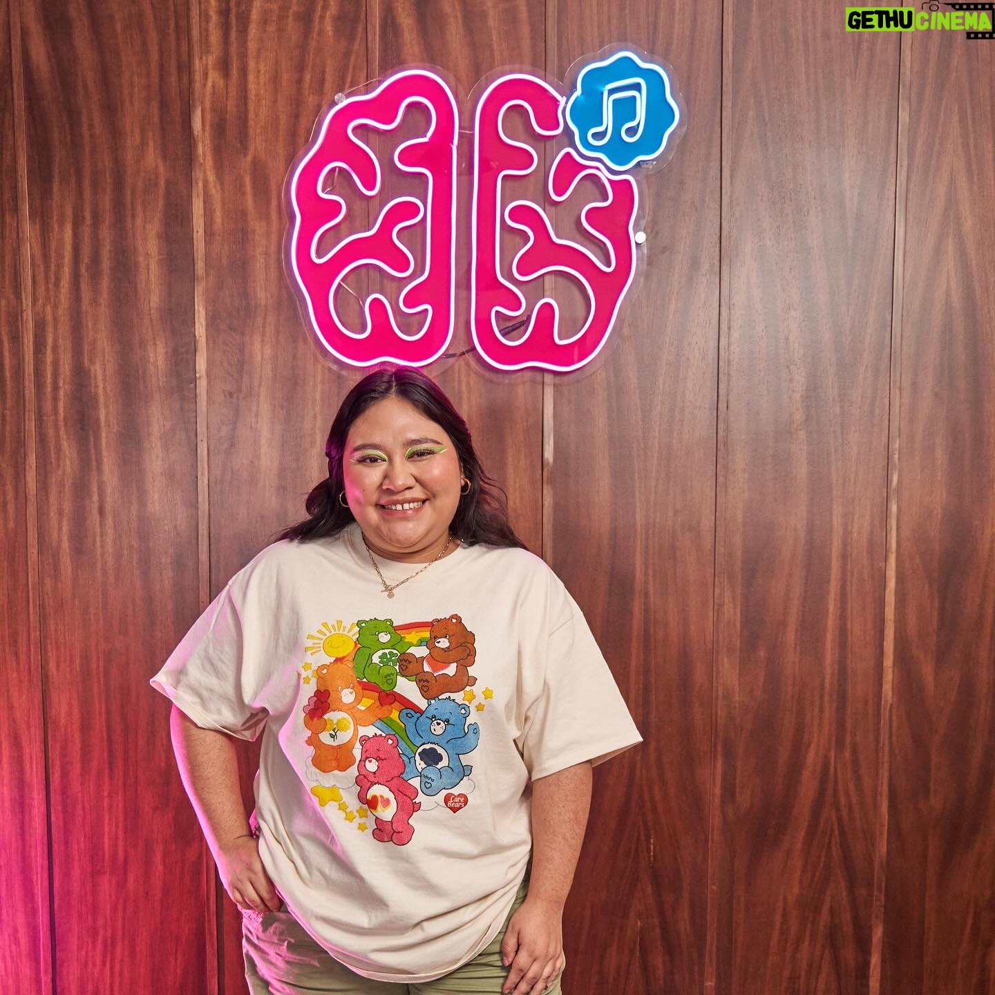 Herly RG Instagram - Nuevo episodio de “CEREBROS - El Podcast” con nuestra primer mujer invitada @herlanlly_rg ya disponible! Herlanlly Rodríguez o como mejor la conoce el mundo del internet; Herly RG, nos cuenta en este episodio cómo fue que desde niña tuvo un gran acercamiento a la música y los escenarios. Además, nos platica sobre las lecciones que ha aprendido a lo largo de su vida y cómo es que, con una carrera como influencer consolidada, ha podido cumplir sus grandes sueños, entre ellos, su sueño de ser cantante y poder un día, llenar un Teatro Metropolitan coreando sus composiciones. #herlyrg #cerebroselpodcast #cadacancióncuenta