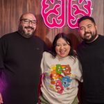 Herly RG Instagram - Nuevo episodio de “CEREBROS - El Podcast” con nuestra primer mujer invitada @herlanlly_rg ya disponible! Herlanlly Rodríguez o como mejor la conoce el mundo del internet; Herly RG, nos cuenta en este episodio cómo fue que desde niña tuvo un gran acercamiento a la música y los escenarios. Además, nos platica sobre las lecciones que ha aprendido a lo largo de su vida y cómo es que, con una carrera como influencer consolidada, ha podido cumplir sus grandes sueños, entre ellos, su sueño de ser cantante y poder un día, llenar un Teatro Metropolitan coreando sus composiciones. #herlyrg #cerebroselpodcast #cadacancióncuenta