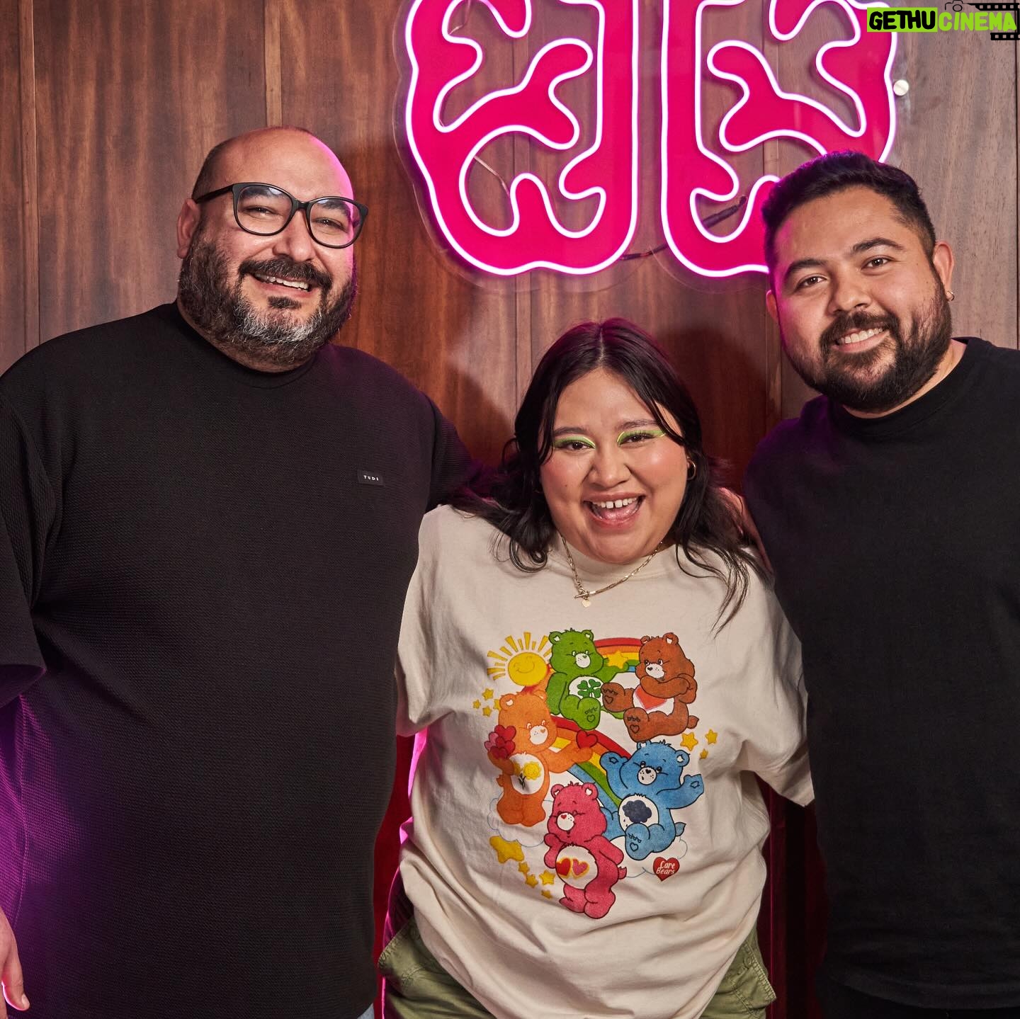 Herly RG Instagram - Nuevo episodio de “CEREBROS - El Podcast” con nuestra primer mujer invitada @herlanlly_rg ya disponible! Herlanlly Rodríguez o como mejor la conoce el mundo del internet; Herly RG, nos cuenta en este episodio cómo fue que desde niña tuvo un gran acercamiento a la música y los escenarios. Además, nos platica sobre las lecciones que ha aprendido a lo largo de su vida y cómo es que, con una carrera como influencer consolidada, ha podido cumplir sus grandes sueños, entre ellos, su sueño de ser cantante y poder un día, llenar un Teatro Metropolitan coreando sus composiciones. #herlyrg #cerebroselpodcast #cadacancióncuenta