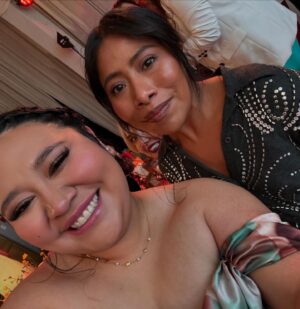 Herly RG Instagram - Tuvimos brunch de amigaaaaaaaas con una amiguita que no veía hace unos añitos, JLO hermana que gusto volver a coincidir de nuevo, que padre que Martita también nos enseñó los grandes trucos para ser una gran anfitriona y que gusto que también nos acompañaran Fernanda, Marion y más amiguitas que se dice son pura mujer chingona, gran brunch, gracias @netflixlat por reunirnos ya armamos la tanda y la próxima reunión para ver ATLAS ❤️‍🩹😛