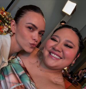 Herly RG Instagram - Tuvimos brunch de amigaaaaaaaas con una amiguita que no veía hace unos añitos, JLO hermana que gusto volver a coincidir de nuevo, que padre que Martita también nos enseñó los grandes trucos para ser una gran anfitriona y que gusto que también nos acompañaran Fernanda, Marion y más amiguitas que se dice son pura mujer chingona, gran brunch, gracias @netflixlat por reunirnos ya armamos la tanda y la próxima reunión para ver ATLAS ❤️‍🩹😛