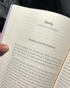 Herly RG Instagram - Gracias a @yuririasierra por hacerme parte de este hecho histórico e inmortalizarlo en este libro en el que más de 100 mujeres le escriben a la próxima presidenta de nuestro país, me siento honrada de que me hayas elegido para ser la única creadora de contenido digital, gracias gracias gracias.💜