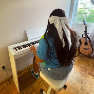 Herly RG Instagram - Me di uno de los regalos más lindos que me pude dar, cuando era niña soñaba con aprender a tocar varios instrumentos entre ellos estaba el piano, mis abuelitos me regalaron un teclado y me encantaba lo que me hacía sentir, hoy siendo una adulta tuve la dicha de comprarme un piano digital para mi casa, estoy muy feliz de la mujer en la que me estoy convirtiendo, amo ser fiel a quien soy y sobre todo invertir mi dinero en cositas que me hacen seguir preparándome 🥹♥️