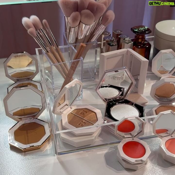 Herly RG - 60.5K Likes - Una noche con demasiado brillo, eternamente agradecida con @fentybeauty por traerme a vivir esta experiencia que fue INCREÍBLE, la base está espectacular y se me veía una piel de altísimo impacto se disfruto mucho ayer @sephoramx #fentybeautymx #softlitglow