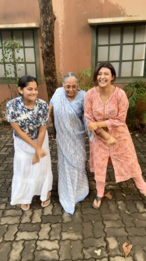 Hetal Gada Instagram - A rare sight when Neerja and Ritika are on the same page, dancing to the same tunes 😄😄
Don’t miss the surprise pop up when Daadi adds her tadka to it 🫶🏻
The wait is about to get over as you will meet the Awasthi family back soon with Season 3 of your favourite show Yeh Meri Family ❤️
#yehmerifamily #yehmerifamilyonamazonminitv #yehmerifamilywebseries #yehmerifamilys3onamazonminitv #dance #fun #masti