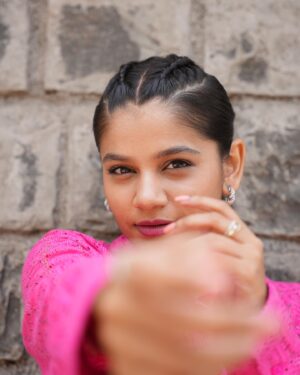 Hetal Gada Instagram - Bole toh….. PROMOTIONS 💗

Makeup : @jackymakeup87 
Hair : @saiba6780 
Styled by : @komaltindwani 
📸 : @fahhu_ 

#YehMeriFamilyOnAmazonMiniTv