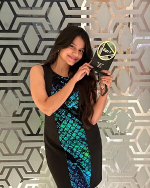 Hetal Gada Instagram - Ritika Won! 🏆❤️

Thankyou E4M PLAY OTT awards for the honour @exchange4media 🤍

Big Thanks to @arunabhkumar sir for creating a space like @theviralfever and making me part of this Family. 

Thankyou @shreyansh.pandey for the opportunity, you know how much this means to me! 

Thankyou @vipulmayankroy sir for guiding me through it and answering all my stupid questions.

Thankyou @koshyvijay sir and @anandeshwardwivedi sir for making this show happen.

 @cma.sees ma’am @sudhirpix sir Thankyou for being my biggest cheerleader and constant love and support.

  The captain of the ship, @raahibsiddiqui sir Thankyou for being the best director whom I can call - BHIDU! 

@vipulmayankroy sir and @nikhil_sachan_ Big thanks to you for beautiful writing, it made us shine bright on the screen.

Lastly, My Mom @krupapandya25 and my Nani without whom I won’t have been here :)

And THANKYOU my lovely Fans and Audience for your immense and countless love for RITIKA and #YehMeriFamily ❤️

Cheers!

#HetalGada #Actorslife #Grateful #YehMeriFamily #OTT