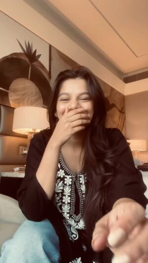 Hetal Gada Instagram - Bade acche lagte hai 🤍 

As my Nani travels with me everywhere I go for shoot, this is what we usually do to pass our time in Vanity. I sing all her favourite songs and she loves it. My biggest cheerleader ❤️ 
I’ve been wanting to put this up since a while now, here we go! भूल चूक माफ़ :) 
Let me know aapko kaisa laga?? 

#MusicCover #BadeAccheLagteHai #HetalGada