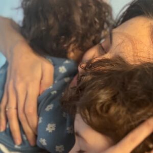 Hiba Tawaji Instagram - The greatest love ❤️ 
لون ميّة لون
صار احلى الكون
لمّا جيت
نورك ضوّى الكون 

#happymothersday 💐🌸🫶🙏🏻