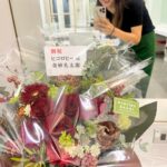 Hiccorohee Instagram - #20231112 草月ホールでの三公演 「試し卸し叩き7」 「割拠、ひとりコント」 「飲ず吸ず喋り1」 お越しいただいた皆さま有難うございました。 お花出していただいた皆さんも本当に有難うございました。 今回もチケット発売と同時に全公演即完やったそうで 即完のお知らせとうのは何度経験させていただいてもいつも新鮮に嬉しいことで 私はそれ自体が本当にすごいことやと思っていますし この瞬間に、前回公演の出来を告げられてるみたいな気持ちになりますから とにかく私を飛び跳ねさせることのできることでした、走り出しからどうもありがとうございます 自分のお芸を研磨し続けることはとにかく終わりのないことで ひたすら自分から出てくるものと地道に向き合ってひとつひとつ向上させていくことしか方法はなくて 結構だるいしやってられへんしブチギレたくなる時もありますが 私はとにかくもっともっともっとえげつないような確かな実力をつけたいし これ以上もっともっともっと圧倒的な芸をやりたおす大人間になっていきたいので これからも粛々と続けていく心算です ほんまよう働いたんやで レギュラーやバラエティの収録しつつ ドラマも2本の現場を縫ってた時期で 出版本の原稿の大詰めも毎日してて それをやりながら 自分の舞台の準備をすることは げろげろに自分との戦いでしかなさすぎてたけど 今回ばかりは愚痴も弱音も吐かずによく頑張ったと自分を褒めたりたいくらい限界までようやったほんまようやった みんなも褒めてくれてええんやで いざ公演を終えたら ネタ8本ほんまにああやっぱり細かいところまでちゃんと仕上げてみてよかった思えたしよかったです いっぱい寝ます おおきに