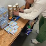 Hiccorohee Instagram - #20231112 草月ホールでの三公演 「試し卸し叩き7」 「割拠、ひとりコント」 「飲ず吸ず喋り1」 お越しいただいた皆さま有難うございました。 お花出していただいた皆さんも本当に有難うございました。 今回もチケット発売と同時に全公演即完やったそうで 即完のお知らせとうのは何度経験させていただいてもいつも新鮮に嬉しいことで 私はそれ自体が本当にすごいことやと思っていますし この瞬間に、前回公演の出来を告げられてるみたいな気持ちになりますから とにかく私を飛び跳ねさせることのできることでした、走り出しからどうもありがとうございます 自分のお芸を研磨し続けることはとにかく終わりのないことで ひたすら自分から出てくるものと地道に向き合ってひとつひとつ向上させていくことしか方法はなくて 結構だるいしやってられへんしブチギレたくなる時もありますが 私はとにかくもっともっともっとえげつないような確かな実力をつけたいし これ以上もっともっともっと圧倒的な芸をやりたおす大人間になっていきたいので これからも粛々と続けていく心算です ほんまよう働いたんやで レギュラーやバラエティの収録しつつ ドラマも2本の現場を縫ってた時期で 出版本の原稿の大詰めも毎日してて それをやりながら 自分の舞台の準備をすることは げろげろに自分との戦いでしかなさすぎてたけど 今回ばかりは愚痴も弱音も吐かずによく頑張ったと自分を褒めたりたいくらい限界までようやったほんまようやった みんなも褒めてくれてええんやで いざ公演を終えたら ネタ8本ほんまにああやっぱり細かいところまでちゃんと仕上げてみてよかった思えたしよかったです いっぱい寝ます おおきに
