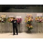 Hiccorohee Instagram - #20231112 草月ホールでの三公演 「試し卸し叩き7」 「割拠、ひとりコント」 「飲ず吸ず喋り1」 お越しいただいた皆さま有難うございました。 お花出していただいた皆さんも本当に有難うございました。 今回もチケット発売と同時に全公演即完やったそうで 即完のお知らせとうのは何度経験させていただいてもいつも新鮮に嬉しいことで 私はそれ自体が本当にすごいことやと思っていますし この瞬間に、前回公演の出来を告げられてるみたいな気持ちになりますから とにかく私を飛び跳ねさせることのできることでした、走り出しからどうもありがとうございます 自分のお芸を研磨し続けることはとにかく終わりのないことで ひたすら自分から出てくるものと地道に向き合ってひとつひとつ向上させていくことしか方法はなくて 結構だるいしやってられへんしブチギレたくなる時もありますが 私はとにかくもっともっともっとえげつないような確かな実力をつけたいし これ以上もっともっともっと圧倒的な芸をやりたおす大人間になっていきたいので これからも粛々と続けていく心算です ほんまよう働いたんやで レギュラーやバラエティの収録しつつ ドラマも2本の現場を縫ってた時期で 出版本の原稿の大詰めも毎日してて それをやりながら 自分の舞台の準備をすることは げろげろに自分との戦いでしかなさすぎてたけど 今回ばかりは愚痴も弱音も吐かずによく頑張ったと自分を褒めたりたいくらい限界までようやったほんまようやった みんなも褒めてくれてええんやで いざ公演を終えたら ネタ8本ほんまにああやっぱり細かいところまでちゃんと仕上げてみてよかった思えたしよかったです いっぱい寝ます おおきに