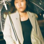 Hiccorohee Instagram - 以前otona MUSEさんでカラースーツの特集してもろた時の写真 芸人はじめたての頃は女芸人らしく明るい色の衣装を着ろとかスカートにしろと事務所に散々言われてたなあと思い出しました なんで私がやってることやのに私が好きじゃないべべを着なあかんのかほんまにわからんかったし 怒られるたび口答えしてはしばかれ、でもほんまになんの関係があるねんなと思っていたので好き勝手していました そのうち事務所ももう私のことは諦めて私は治外法権と呼ばれるようになります あの時期から10年くらい経って、今は多くの女性が真似してくれてるときいて驚くしうれしいし、多くの男性がスタイリングを褒めてくれ驚くし、特集までしてもろてありがたかったです 今でも女芸人の後輩たちから衣装について相談されることもあるが、私はおしゃれでもなんでもないので気の利いたアドバイスはしてやれんけど、 芸風とか着るもんとか結局選べるものって自分からしか出てこないから、自分からしか出てこない感性を大事にしたいねと言うてます あの頃は好き勝手やるなら普通の人の倍努力して結果だして黙らせるしかないと思ってやっていたなと思い出してなんか懐かしくなった インスタグラムは気軽に発信したいのでネットニュースにしないでもらえると助かります いつも理解してくれてありがとうございます #otonaMUSE