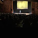 Hiccorohee Instagram - #20231112 草月ホールでの三公演 「試し卸し叩き7」 「割拠、ひとりコント」 「飲ず吸ず喋り1」 お越しいただいた皆さま有難うございました。 お花出していただいた皆さんも本当に有難うございました。 今回もチケット発売と同時に全公演即完やったそうで 即完のお知らせとうのは何度経験させていただいてもいつも新鮮に嬉しいことで 私はそれ自体が本当にすごいことやと思っていますし この瞬間に、前回公演の出来を告げられてるみたいな気持ちになりますから とにかく私を飛び跳ねさせることのできることでした、走り出しからどうもありがとうございます 自分のお芸を研磨し続けることはとにかく終わりのないことで ひたすら自分から出てくるものと地道に向き合ってひとつひとつ向上させていくことしか方法はなくて 結構だるいしやってられへんしブチギレたくなる時もありますが 私はとにかくもっともっともっとえげつないような確かな実力をつけたいし これ以上もっともっともっと圧倒的な芸をやりたおす大人間になっていきたいので これからも粛々と続けていく心算です ほんまよう働いたんやで レギュラーやバラエティの収録しつつ ドラマも2本の現場を縫ってた時期で 出版本の原稿の大詰めも毎日してて それをやりながら 自分の舞台の準備をすることは げろげろに自分との戦いでしかなさすぎてたけど 今回ばかりは愚痴も弱音も吐かずによく頑張ったと自分を褒めたりたいくらい限界までようやったほんまようやった みんなも褒めてくれてええんやで いざ公演を終えたら ネタ8本ほんまにああやっぱり細かいところまでちゃんと仕上げてみてよかった思えたしよかったです いっぱい寝ます おおきに