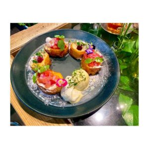 Higuchi Kaede Instagram - 手術の制限が緩くなった後に行ってきました💐✨withオカン🤭

緑がいっぱいでめっちゃ綺麗だったー！！
毎週お花が変わるカフェだって！
次はいつ行こうかな😌🎶

#aoyamaflowermarket #ティーハウス 
#青山フラワーマーケットティーハウス 
#コスモス #cosmos 
#flowerstagram #flowercafe