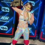 Hikaru Shida Instagram – AaaahaahahAaaa!!!!!!!!!!!!!!
The first 3 time AEW Women’s World Champion ever!!!!!!!!!
(Why my face always green🙄)

おらーーー！ー！！！！三度目！！！！！
#AEWDynamite #AEW #AndNew #HolyShida