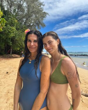 Hilary Shepard Instagram - So lucky and so grateful for my family! My heart cannot stop thinking about those less fortunate and it makes me appreciate every peaceful second we have.. love to everyone everywhere! 🙏☮️🕊️❤️ #peace #divatox #powerrangers #spacepirate #throwaburrito @throwthrowburrito