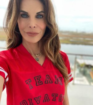 Hilary Shepard Instagram - 🏴‍☠️Who’s with me? #teamdivatox #divatox #powerrangers #evilqueen #spacepirate ❤️@peteymichelle thanks for the shirt! 😈🏴‍☠️