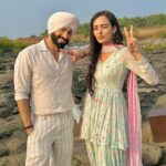 Himanshi Parashar Instagram - #sahan taking a few moments out from the hectic outdoor shoot to celebrate the good numbers on the TRP chart. A big thank you to all the viewers for showering so much love on us… It’s YOUR love for the show that has helped us climb this ladder. You keep loving us and we’ll keep entertaining you. It’s a deal😊