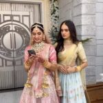 Himanshi Parashar Instagram - Ab m shadi k lea taiyaar hu 😉 #sahiba #seerat #mongasisters #sisters #terimeridoriyaann