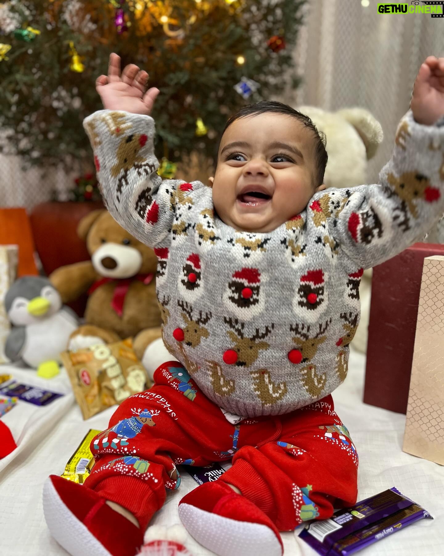 Himanshi Parashar Instagram - I bet Santa Claus couldn’t be any cuter ♥️ But don’t expect gifts from me as I am expecting them from you, because this Santa takes gift😅 Mumma @chestha0396 and Masi @poorvajairamani dressed me up and yeah they did a pretty decent job👌🏻😍 Outfit : @maxfashionindia #christmas #firstchristmas #wintershoot #christmasdecor #christmastree #redandwhitechristmas #instagram #reelsinstagram