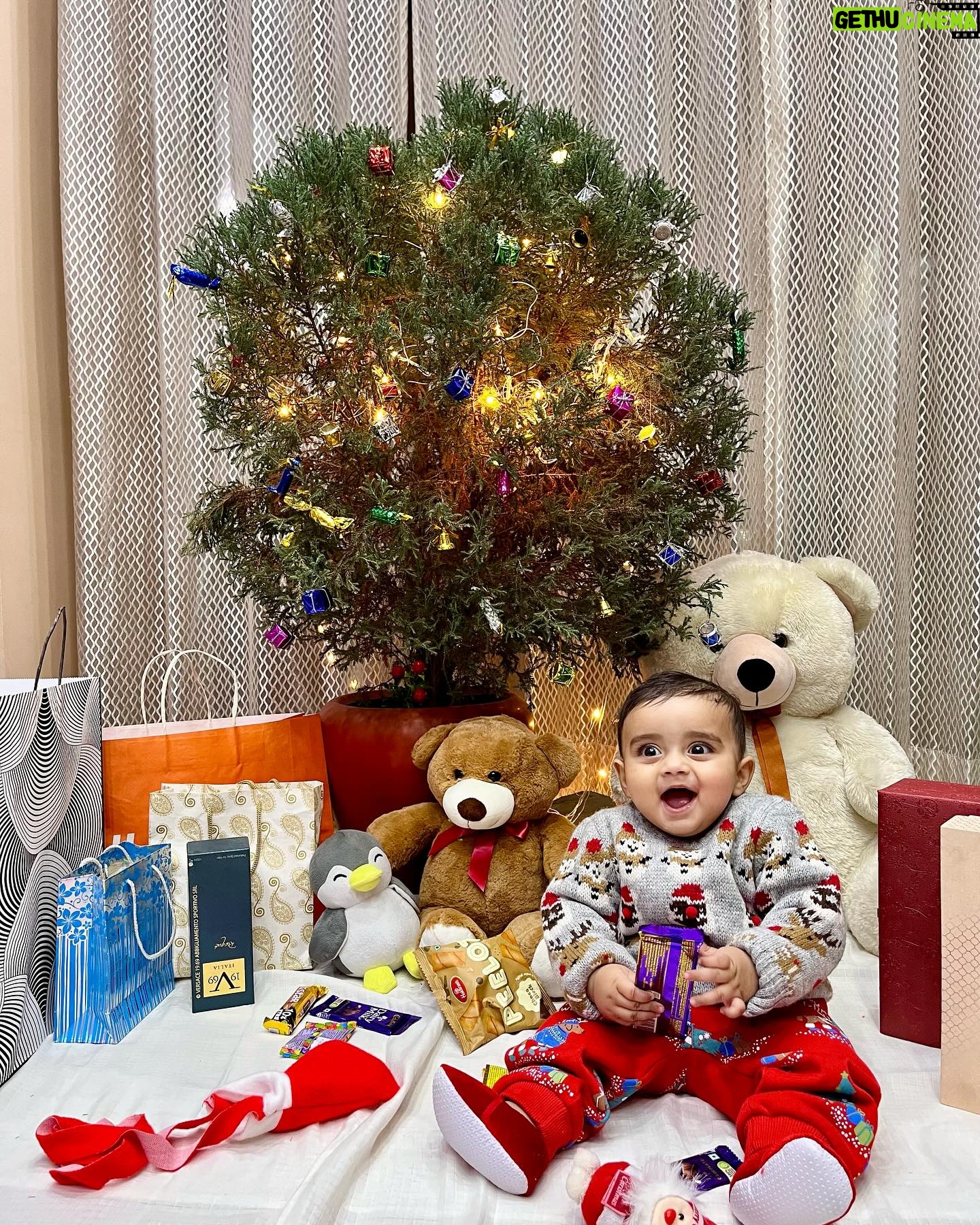Himanshi Parashar Instagram - I bet Santa Claus couldn’t be any cuter ♥️ But don’t expect gifts from me as I am expecting them from you, because this Santa takes gift😅 Mumma @chestha0396 and Masi @poorvajairamani dressed me up and yeah they did a pretty decent job👌🏻😍 Outfit : @maxfashionindia #christmas #firstchristmas #wintershoot #christmasdecor #christmastree #redandwhitechristmas #instagram #reelsinstagram