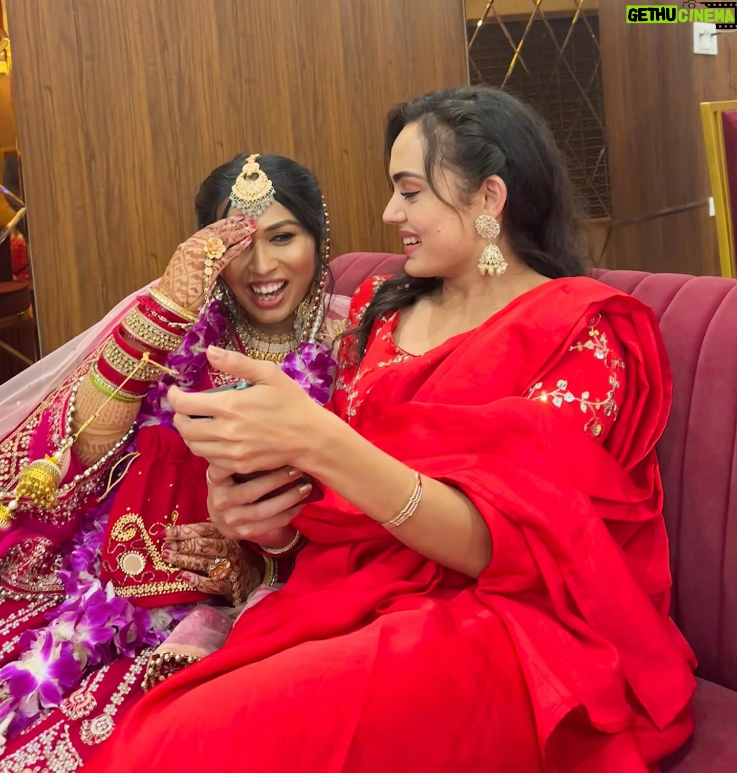 Himanshi Parashar - 34.3K Likes - How time just flies!🥹From seeing you knowing nothing about India to now getting married to an Indian, my Nepalan has come a long way😂❤️
Wish you all the love and happiness in this new journey of your life! I Love You🥹💋 my constant!
#bff #shegotmarried