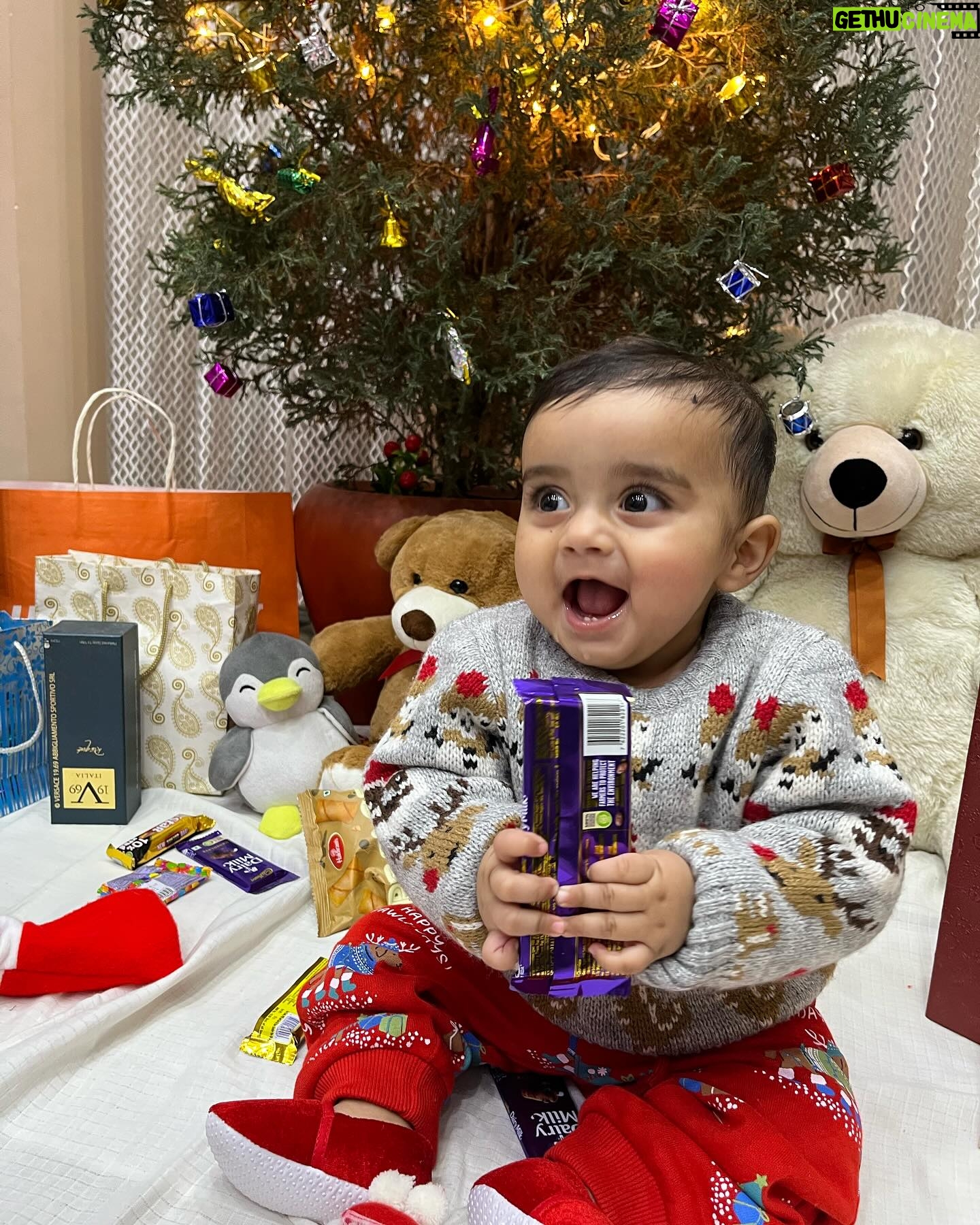 Himanshi Parashar Instagram - I bet Santa Claus couldn’t be any cuter ♥️ But don’t expect gifts from me as I am expecting them from you, because this Santa takes gift😅 Mumma @chestha0396 and Masi @poorvajairamani dressed me up and yeah they did a pretty decent job👌🏻😍 Outfit : @maxfashionindia #christmas #firstchristmas #wintershoot #christmasdecor #christmastree #redandwhitechristmas #instagram #reelsinstagram