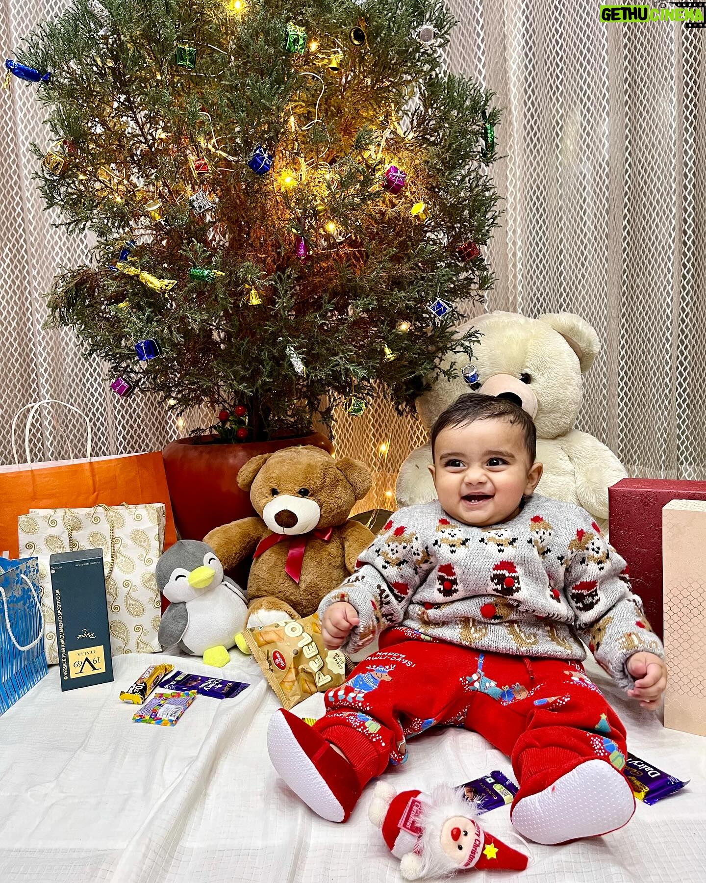 Himanshi Parashar Instagram - I bet Santa Claus couldn’t be any cuter ♥️ But don’t expect gifts from me as I am expecting them from you, because this Santa takes gift😅 Mumma @chestha0396 and Masi @poorvajairamani dressed me up and yeah they did a pretty decent job👌🏻😍 Outfit : @maxfashionindia #christmas #firstchristmas #wintershoot #christmasdecor #christmastree #redandwhitechristmas #instagram #reelsinstagram