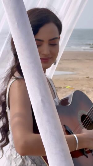 Himanshi Parashar Instagram - Mai te Sahiba hoyi🦋
.
Perfect song for this one💫
#sahiba #terimeridoriyaann