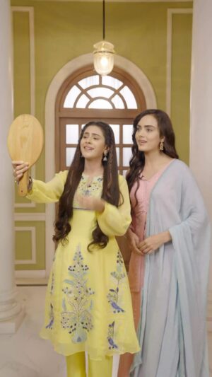 Himanshi Parashar Instagram - Ek raaz ki baat bataun, Jhanak se mil kar aapka bhi reaction yehi hone wala hai!

Dekhiye, 
#Jhanak, kal se, raat 10:30 baje, @starplus aur Disney  Hotstar par.