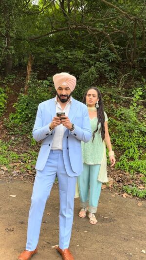 Himanshi Parashar Instagram - Aakhir wo thi Kaun🤨🤔❓
.
#SahAn #sahanday #terimeridoriyaann
