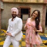 Himanshi Parashar Instagram - One with the pretty One’s #keepcalm 😀 . . #calmdown #reelsinstagram #trending #onset #tmd #actors #fun #comedy #sahiba #hansraj