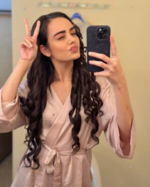 Himanshi Parashar Instagram - My dress wasn’t ready, but i was 💁🏻‍♀️
.
#randomclicks #shootdiaries