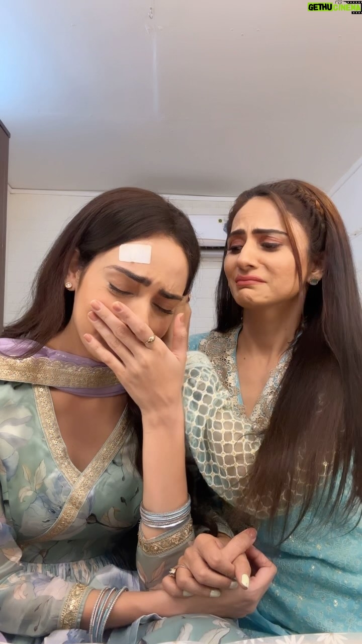 Himanshi Parashar - 293.2K Likes - Husband ghum gaye h ji🫣😜
.
@wadhwaneettu007 you finally made me do it😂
#justforfun #terimeridoriyaann