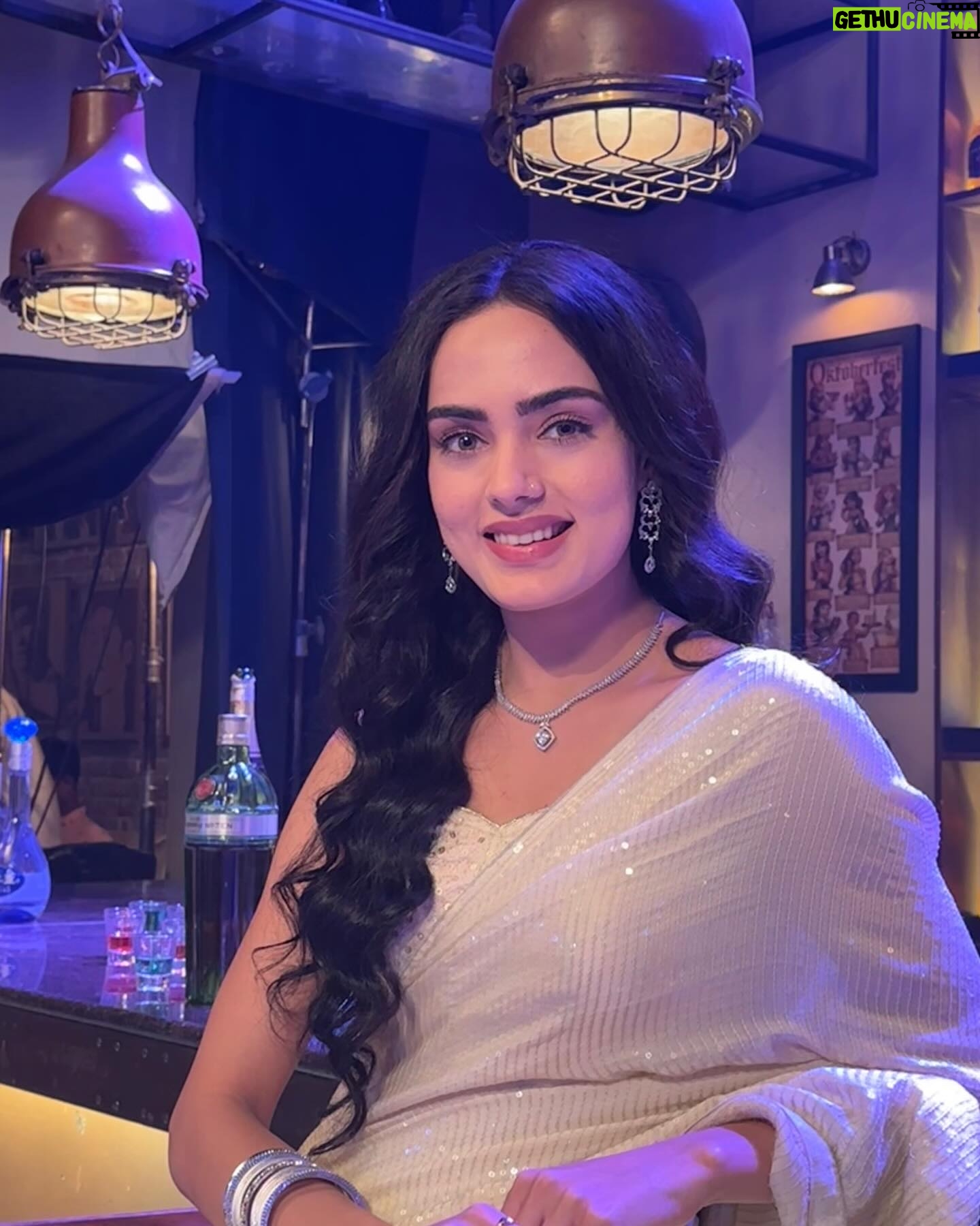 Himanshi Parashar - 99.2K Likes - Felt like Chandni🌝✨