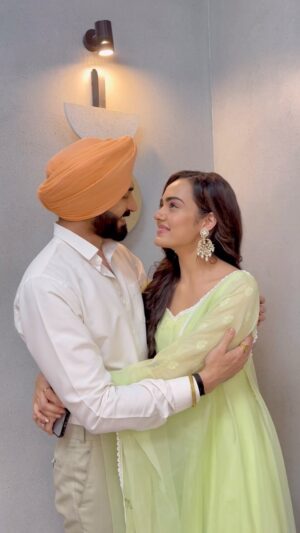 Himanshi Parashar Instagram - You know he’s your ‘Soneya’ when he pays attention to the small details❤️
#SRGMP2023#MereSoneya
#ZeeMusic#Zeetv
#SahAn #SahAnDay