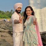 Himanshi Parashar Instagram - #sahan taking a few moments out from the hectic outdoor shoot to celebrate the good numbers on the TRP chart. A big thank you to all the viewers for showering so much love on us… It’s YOUR love for the show that has helped us climb this ladder. You keep loving us and we’ll keep entertaining you. It’s a deal😊