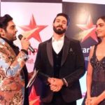 Himanshi Parashar Instagram – Baaton hi baaton mein humaare kalakaaron ne bata di khud se judi huyi baatein!🤫Kiske jawaab ne aapko kiya impress humein comments mein bataaiye!

Dekhiye, 
#23rdITAAwards, iss Ravivaar, shaam 7:30 baje, StarPlus aur Disney  Hotstar par.

@theitaofficial @karansinghchhabra @himanshiparashar @vijayendrakumeria @dheerajdhoopar @jd_majethia

@colgatein @epsonindia @garnierindia @cadburydairymilksilk @lenovo_india  @vaselineindia @marutisuzukiofficial

#itaawards #ita2023 #itastar31dec