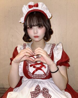 Hina Koyama Instagram - 目が赤くてﾋﾞｼﾞｭﾜﾙｲけどメイドさんしたよᐡ𖦹‎ ̫ 𖦹‎ᐡ ♥️

#コスプレ #cosplay  #メイド  #メイド服  #バレンタイン  #バレンタインデー  #valentine