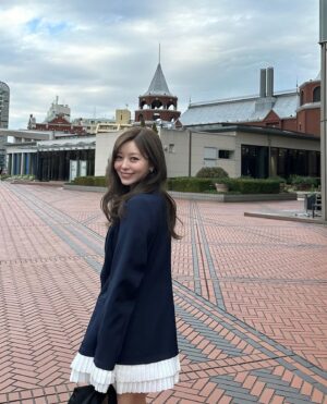 Hina Ishizaki Instagram - ⁡
ジャケットの丈感が可愛すぎ🧥♡
ミニ丈にはボリュームある靴が私のスタイル