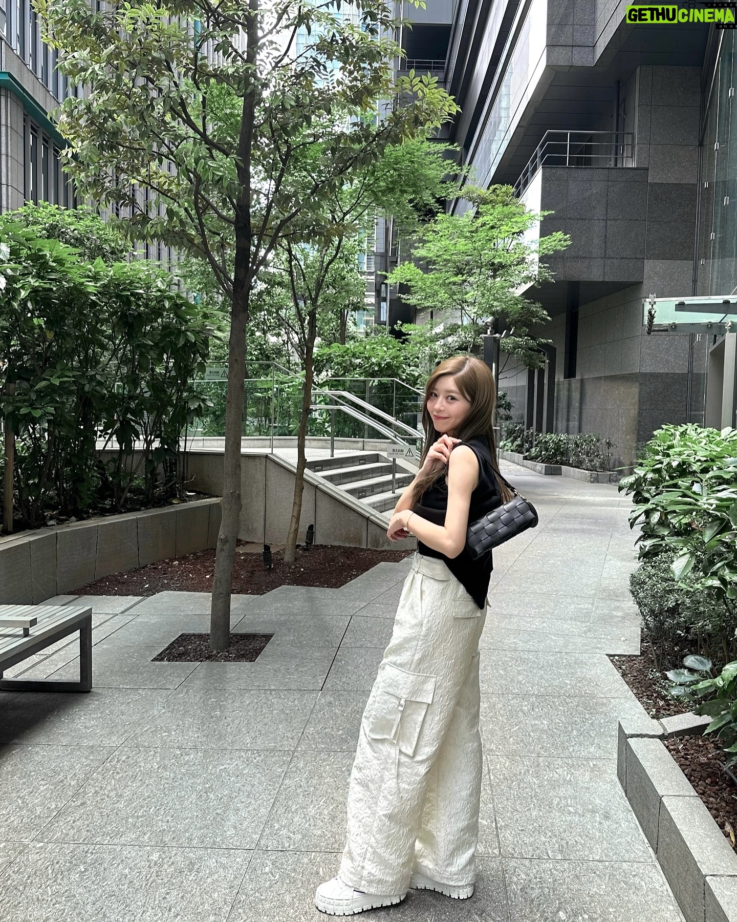 Hina Ishizaki Instagram - まだアウター必須だね🐏🎧🤍