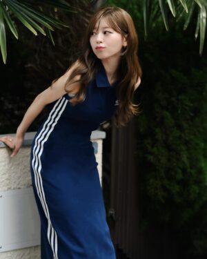 Hina Ishizaki Instagram - ⁡
adidas dress💙
ボリュームあるウェーブヘアが夏っぽい👱🏻‍♀️☀️
