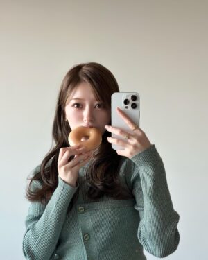 Hina Ishizaki Instagram - ⁡
3月👒✨
春服の準備を着々と…！
⁡
この間染めたベージュカラーが好評すぎる👱🏻‍♀️🎶